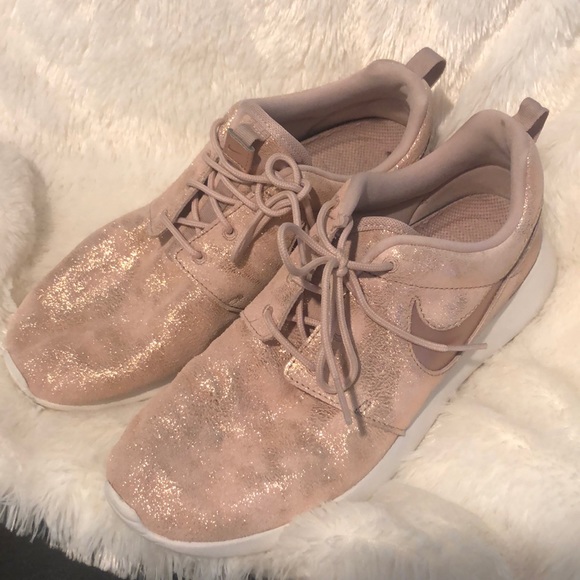 nikes women